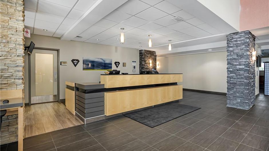 Best Western Plus Airport Inn & Suites Lobby