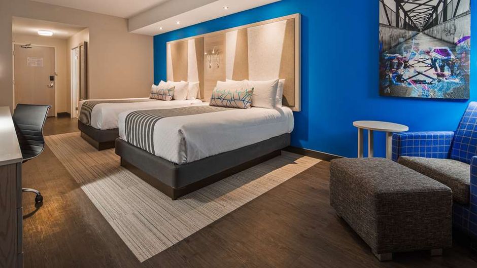 Best Western Premier East Inn & Suites Room