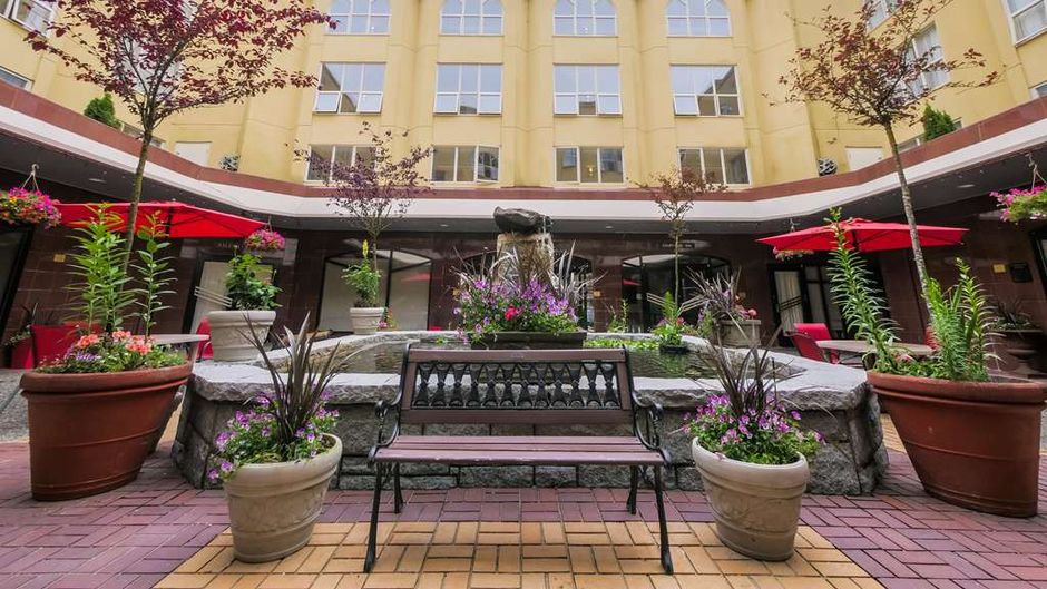Harrison Lake Hotel Exterior