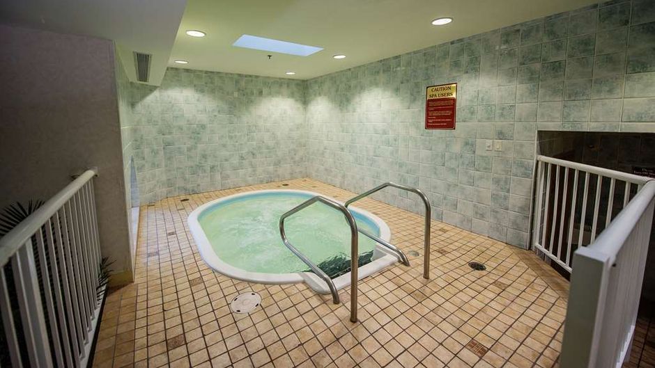 Harrison Lake Hotel Pool