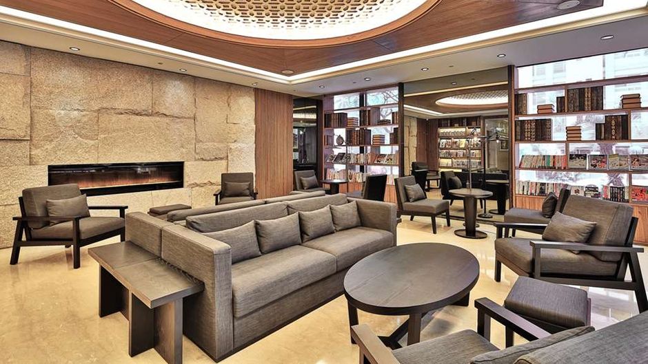 Queena Plaza Hotel Lobby
