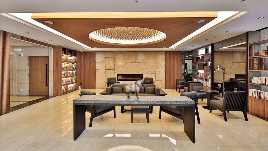 Queena Plaza Hotel Lobby