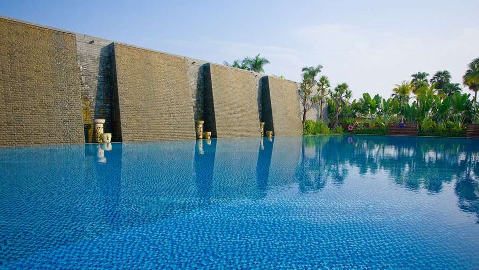Queena Plaza Hotel Pool