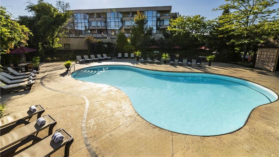 Georgian Bay Hotel & Conference Centre Pool