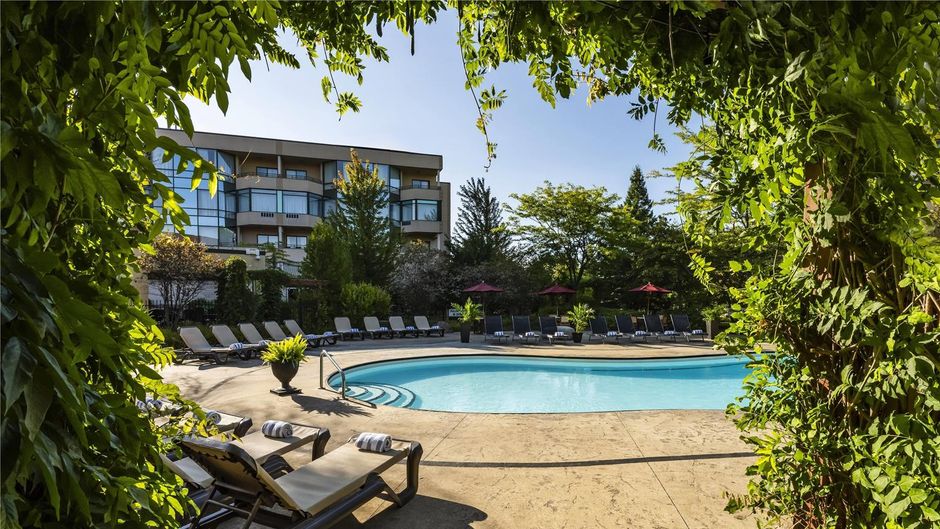 Georgian Bay Hotel & Conference Centre Pool
