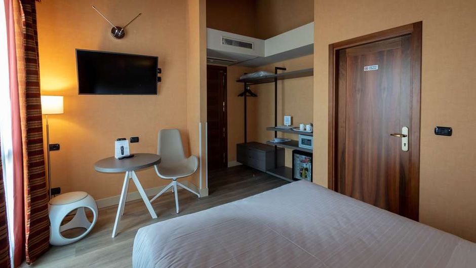 La Villa,Sure Hotel Coll by Best Western Room
