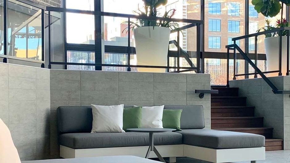 DoubleTree by Hilton Montreal Pool