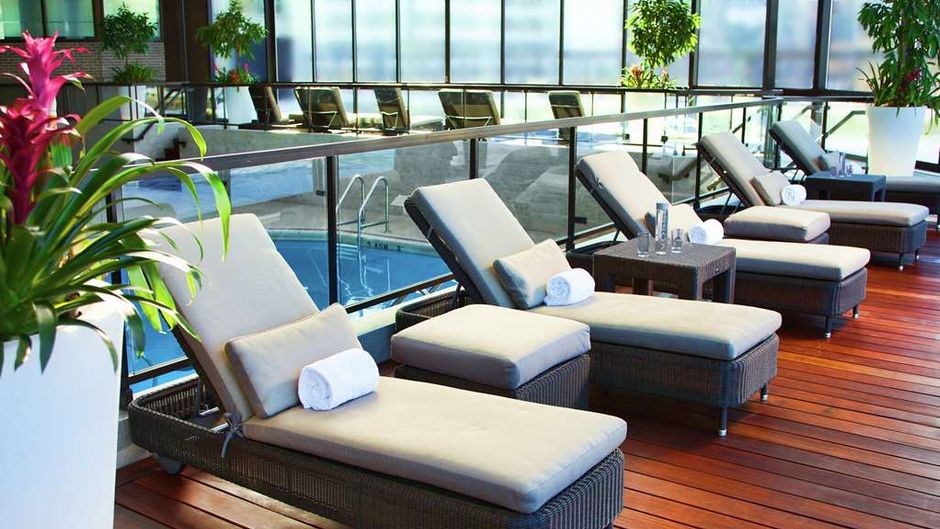 DoubleTree by Hilton Montreal Pool