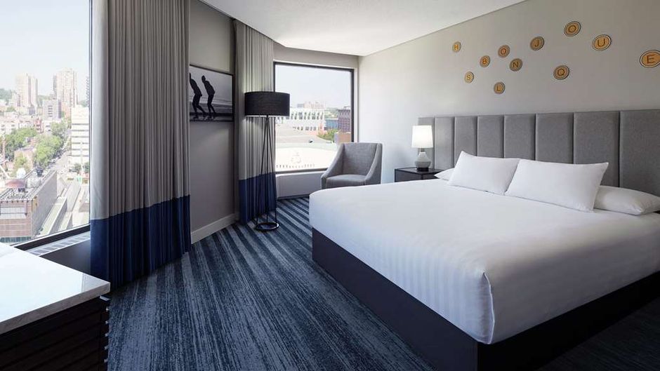 DoubleTree by Hilton Montreal Room