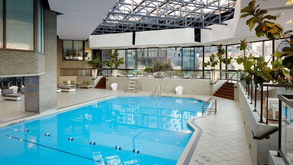 DoubleTree by Hilton Montreal Pool