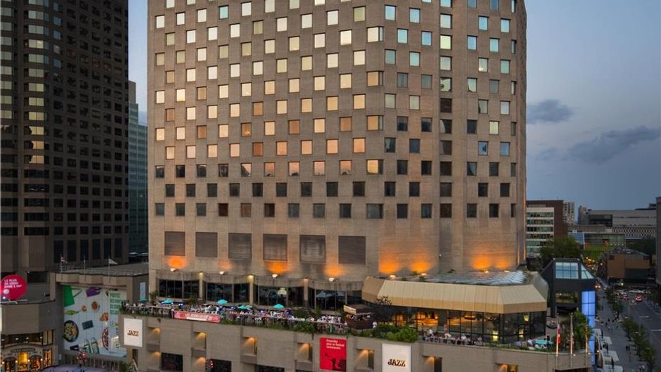 DoubleTree by Hilton Montreal Exterior