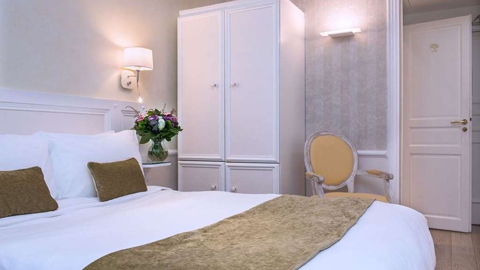 Gavarni Hotel Room