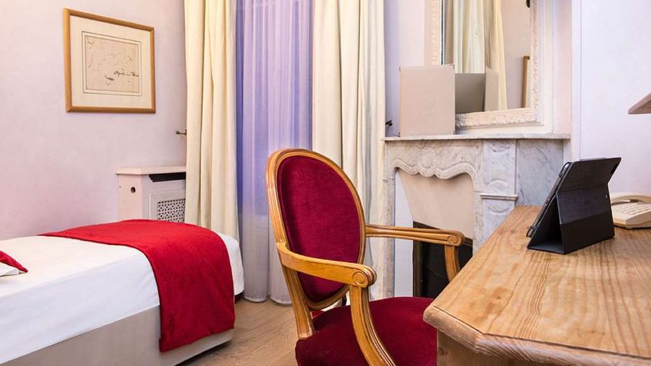 Gavarni Hotel Room