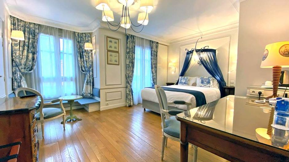 Gavarni Hotel Room