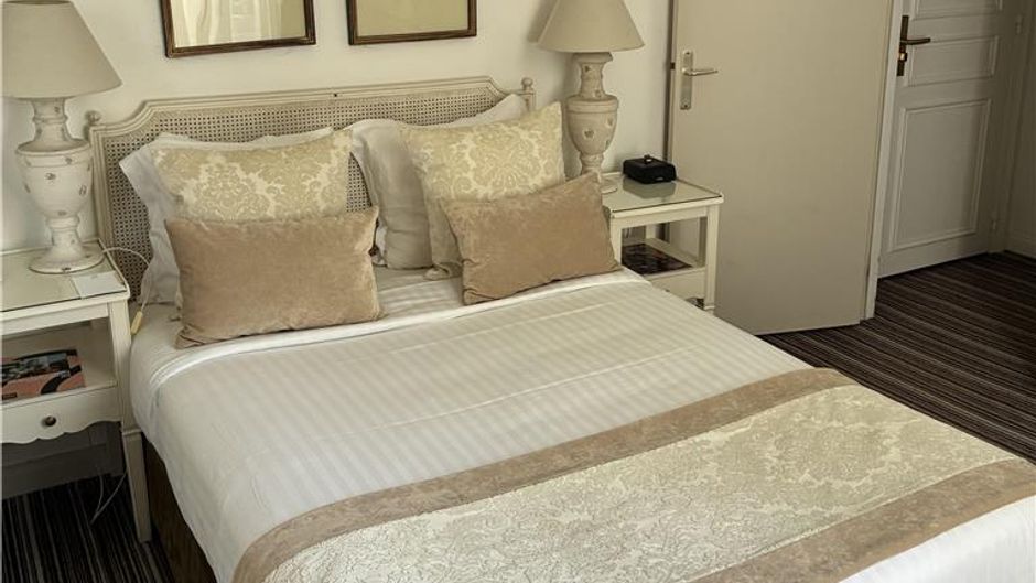 Pavillon Henri IV Hotel Room