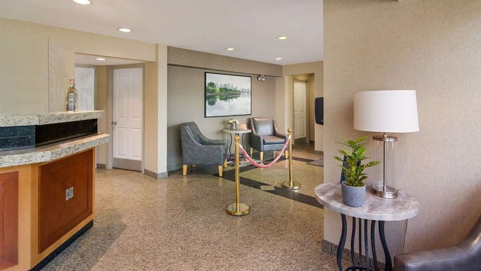SureStay by BW North Vancouver Capilano Lobby