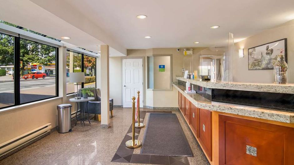 SureStay by BW North Vancouver Capilano Lobby