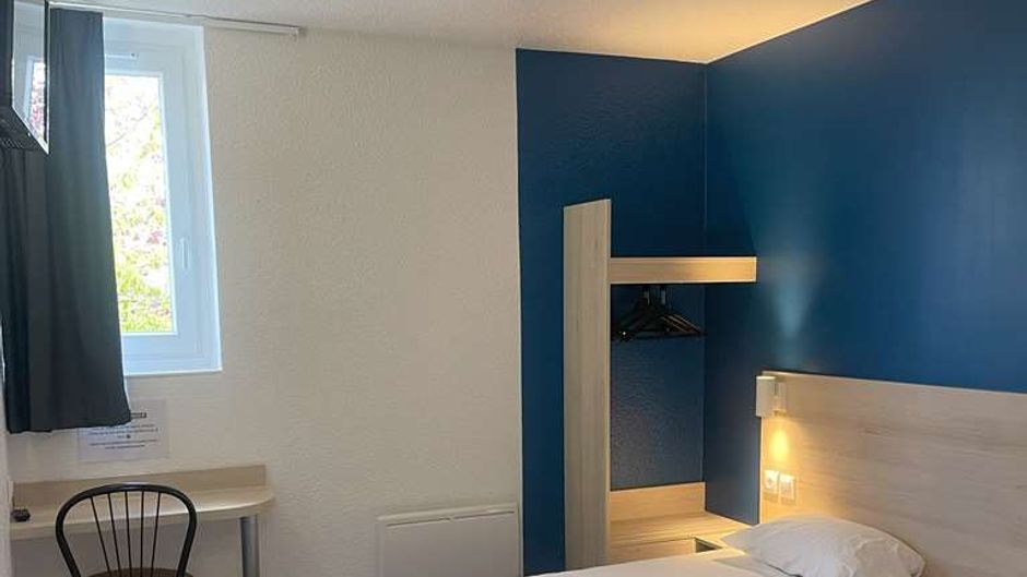 Kyriad Direct Dreux Room