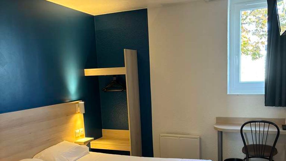 Kyriad Direct Dreux Room