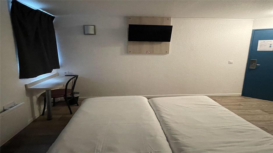Kyriad Direct Dreux Room