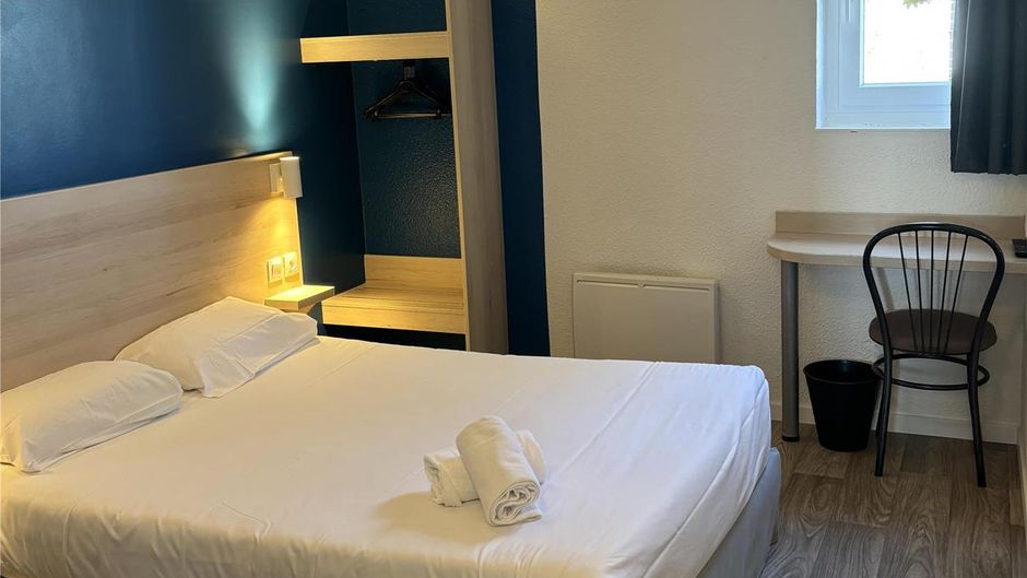 Kyriad Direct Dreux Room