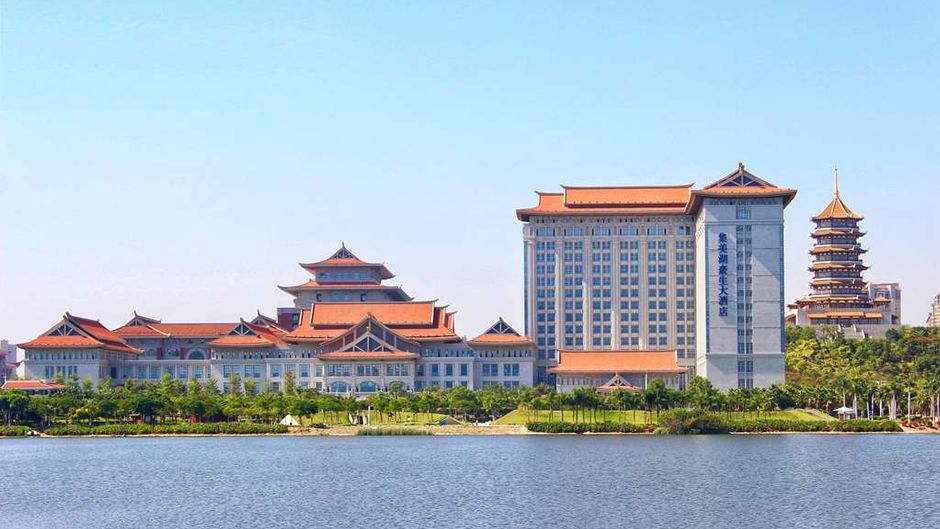 Howard Johnson by Wyndham Jimei Lake Plz Exterior