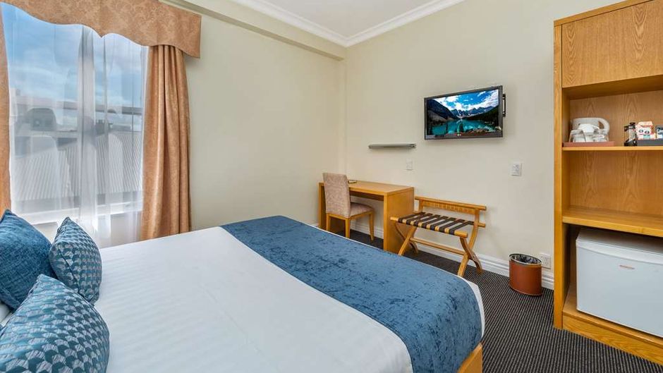 Ramada By Wyndham Hamilton City Center Room