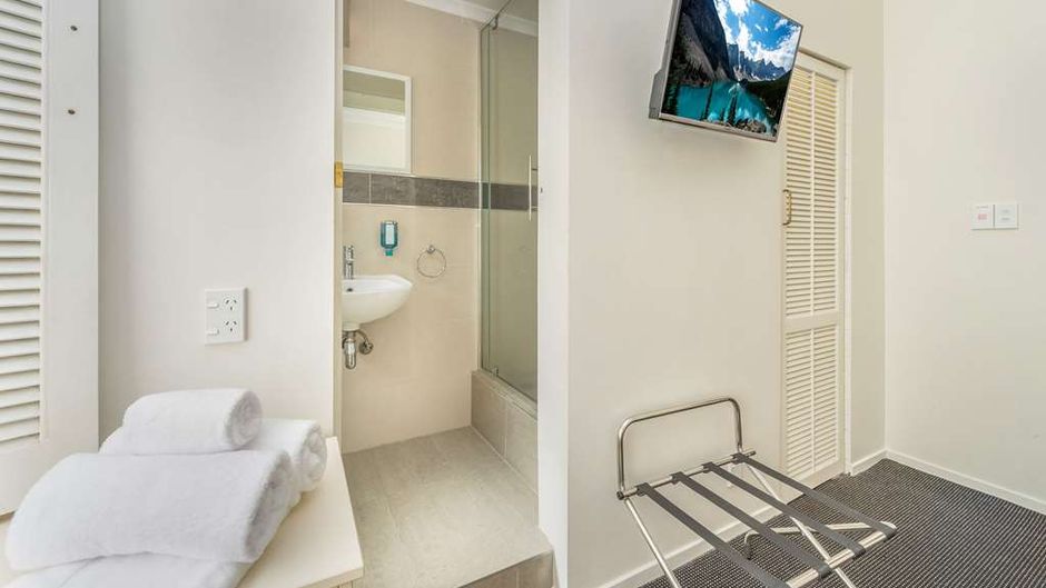 Ramada By Wyndham Hamilton City Center Room