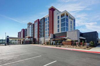 Embassy Suites Red Wolf Convention Ctr