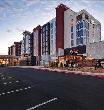 Embassy Suites Red Wolf Convention Ctr