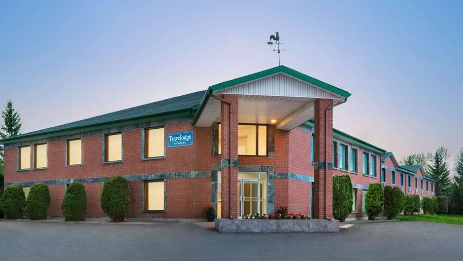Travelodge by Wyndham Rigaud Exterior