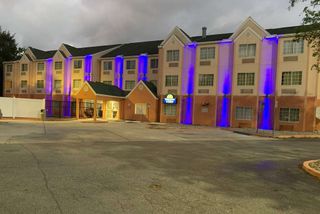 Days Inn & Suites by Wyndham Tampa