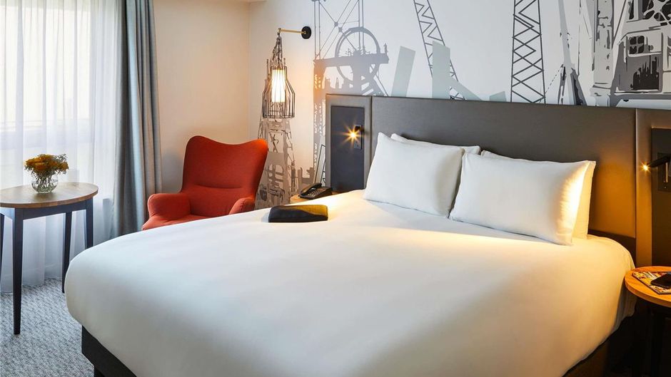 Mercure Cardiff North Hotel Room