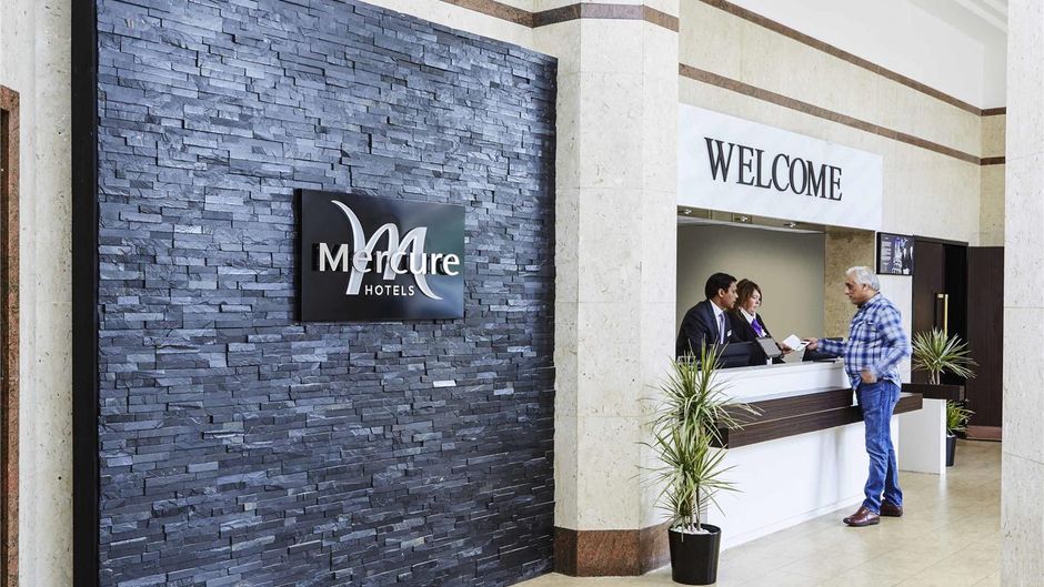 Mercure St Helens Hotel Exterior
