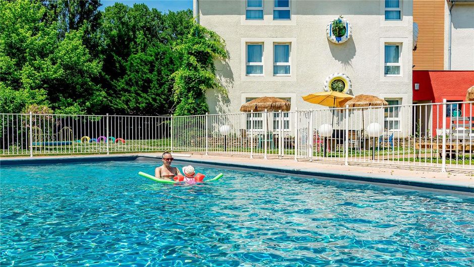 Greet Hotel Beaune Pool