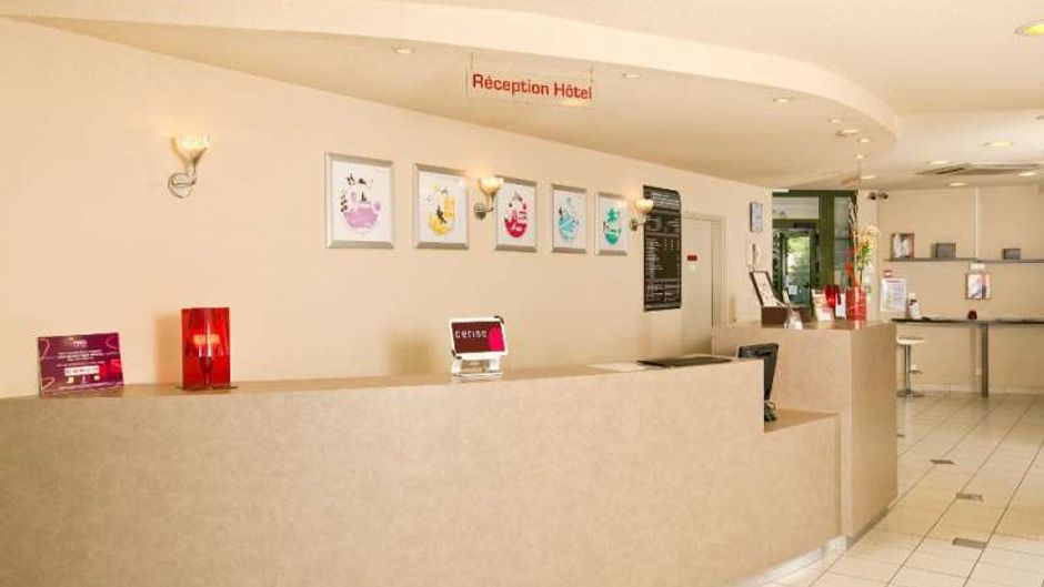 Cerise Valence Lobby