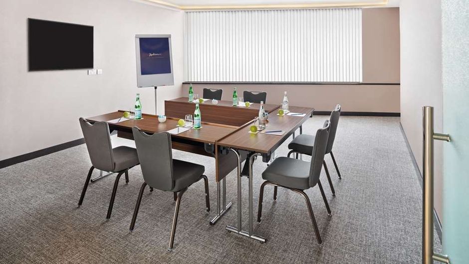Radisson Blu Hotel, Dubai Canal View Meeting