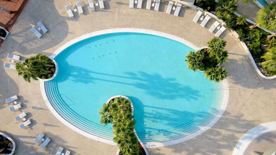 Radisson Beach Resort Larnaca Pool