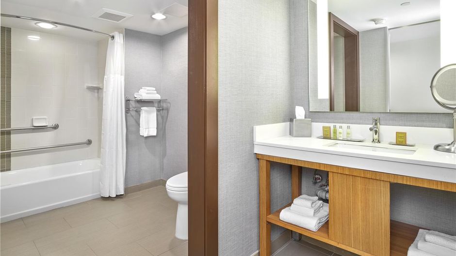 DoubleTree by Hilton Edmonton Downtown Room