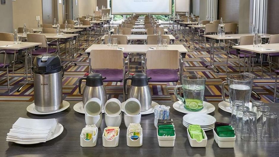 100 Luxury Suites Meeting
