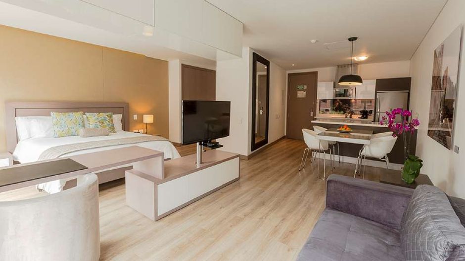 100 Luxury Suites Room