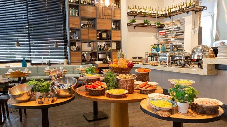 100 Luxury Suites Restaurant