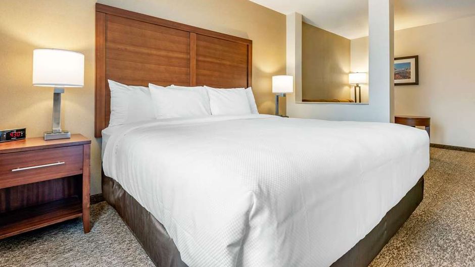 Comfort Inn and Suites Goderich Suite