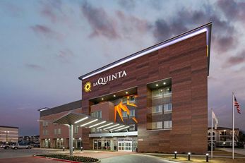 La Quinta Inn & Suites by Wyndham