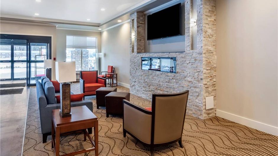 Comfort Inn & Suites Valemount Lobby