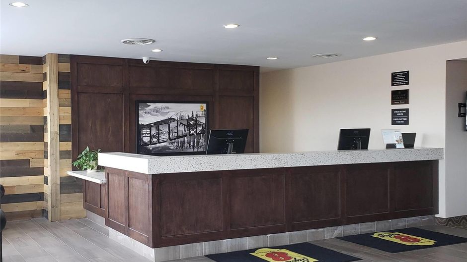 Super 8 by Wyndham Spruce Grove Lobby