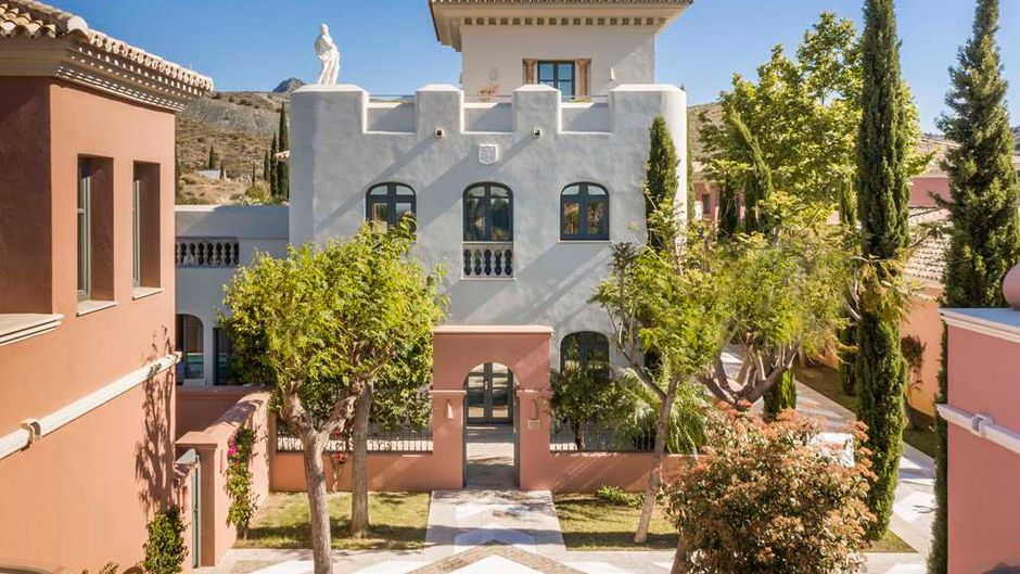 Anantara Villa Padierna Palace Exterior