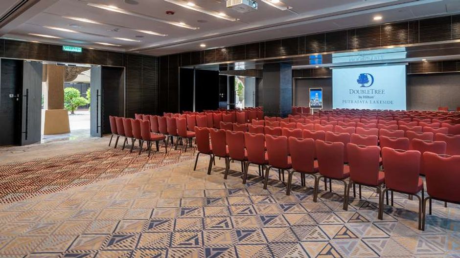 DoubleTree by Hilton Putrajaya Lakeside Meeting