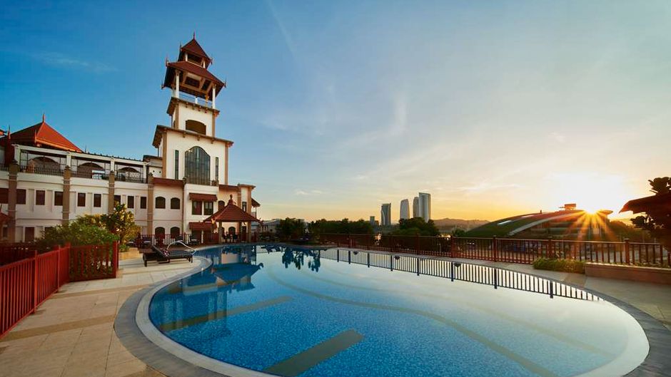 DoubleTree by Hilton Putrajaya Lakeside Pool