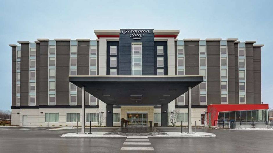 Hampton Inn Peterborough Exterior
